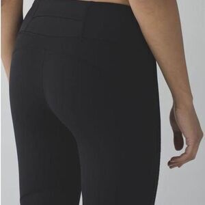 #154 Lululemon  Vent it Out- Size 6- 17’ inseam -black- $30